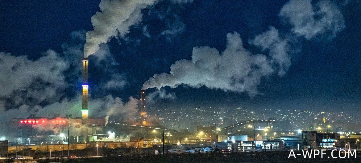 在蒙古国首都乌兰巴托，燃煤发电厂排放的废气造成了空气污染。